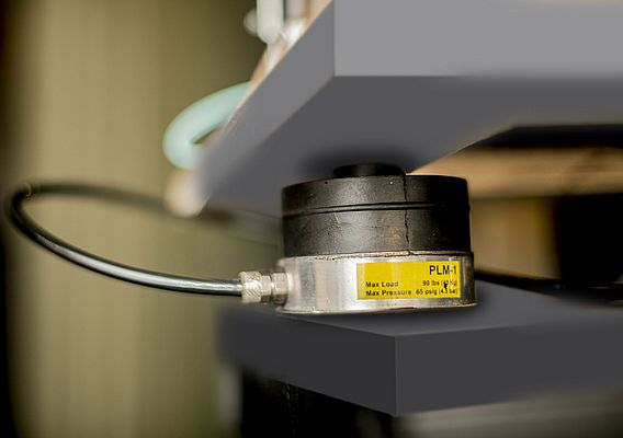 Drei dieser Luftfederelemente des Typs PLM1 aus der ACEolator Familie von ACE beruhigen nun in Wales den 3D-HDD-Projektor