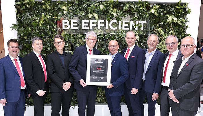 Allianz für wettbewerbsfähige elektrische Infrastruktur: Prof: Dr. Friedhelm Loh, Inhaber und Vorstandsvorsitzender der Friedhelm Loh Group, und Giampiero Frisio, President ABB Electrification (mittig v. l.). Bild: Rittal GmbH & Co. KG