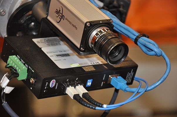 Lichtwellenleiter eignen sich aufgrund ihrer physikalischen Eigenschaften für eine Vielzahl von Applikationen. Das Bild zeigt das Kamerasystem eines Industrieroboters.