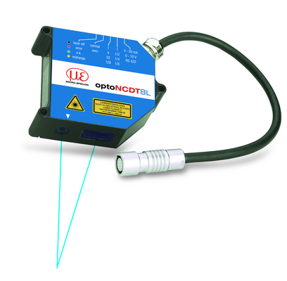 Der Laser-Sensor optoNCDT 1700BL mit einer blauen Diode misst zuverlässig auch auf glühende Objekte.