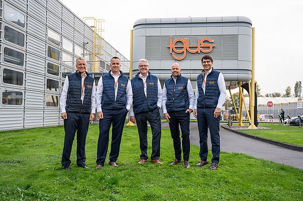 Frank Blase, Chairman of the Board igus SE & Co. KG mit den CEOs Tobias Vogel, Artur Peplinski, Michael Blass und Dr. Thilo Schultes (v.l.n.r.). (Quelle: igus SE & Co. KG)