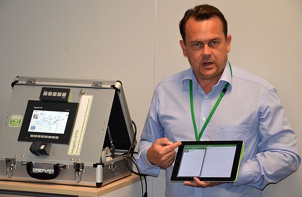 Stephan Zentara, Produktmanager Automatisierungstechnik für den Bereich HMI, stellt zwei Apps für Smartphones und Tablets vor.