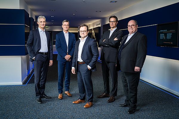 Übernehmen ab 2022 die Geschäftsführung: Karl Faulhaber (Mitte), Dr. Udo Haberland, Lutz Braun,  Markus Dietz, Hubert Renner (hintere Reihe von links) © FAULHABER