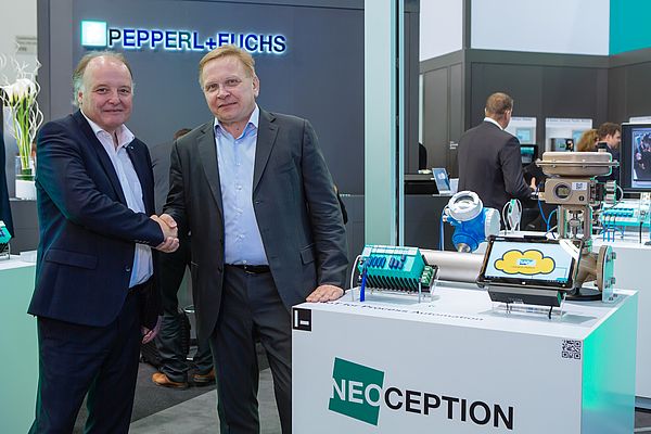 Links: Dr. Gunther Kegel, CEO von Pepperl+Fuchs. Rechts: Nils Herzberg, Global Head  Go-to-Market & Strategic Partnerships for SAP Leonardo IoT