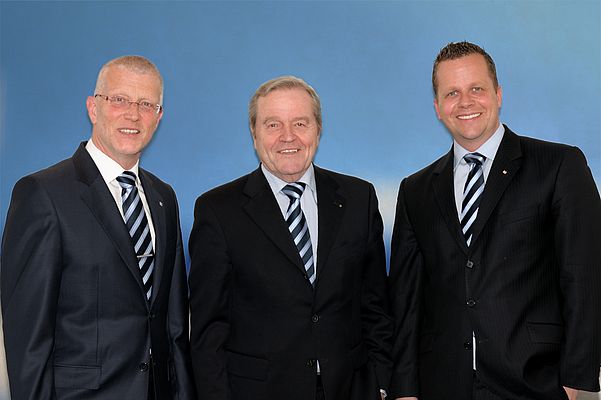 Von links nach rechts: Joachim Ramrath, Geschäftsführer der Böhnke + Partner GmbH Steuerungssysteme, mit Heinz Schmersal und Philip Schmersal.