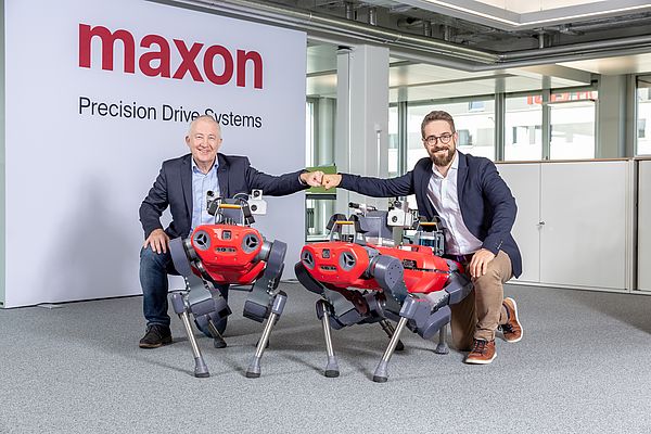 2 CEOs freuen sich auf eine fruchtbare Zusammenarbeit: Eugen Elmiger, maxon Group (links) und Péter Fankhauser, ANYbotics (rechts)