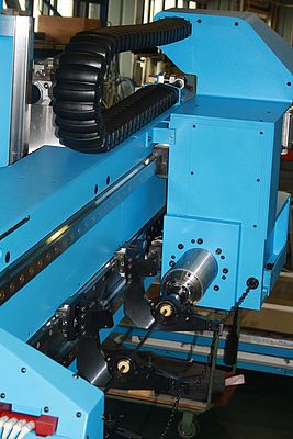 Das neuartige Kunststoff-Energierohr „RX“ von igus GmbH, Köln, versorgt die Hauptspindel der Werkzeugmaschine.