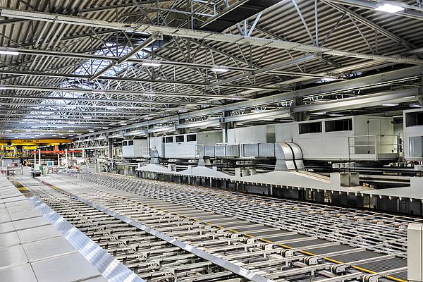 Das Werk verfügt über drei Strangpresslinien mit ungefähr 40.000 m² Grundfläche und darauf installierten Geräten. Bis zu 250 unterschiedliche Produkte pro Tag werdem hergestellt.
