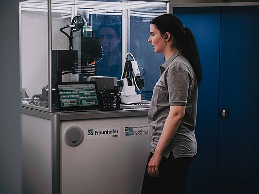 Maschinen wie dieses Fräsbearbeitungszentrum lassen sich über die Spracherkennung und die Audiotechnologie aus dem Fraunhofer IDMT in Oldenburg steuern. © Fraunhofer IDMT/Anika Bödecker