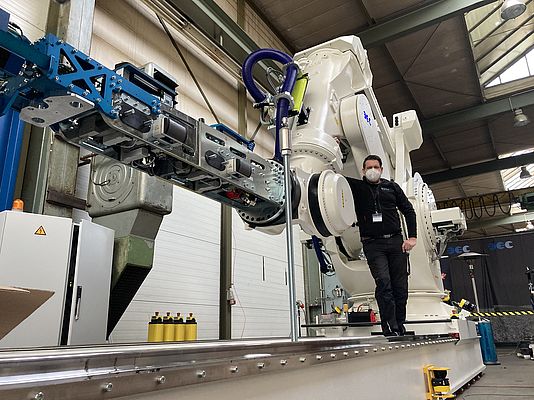 Integration von iMS in den größten Roboter der Welt durch Jochen Bargfrede bei der BEC GmbH.  © 2021 BEC GmbH, Pfullingen