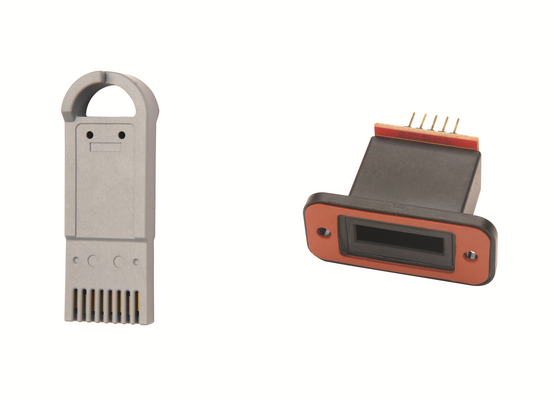 Oben links, der UFX RUGGEDrive™-Datenträger und rechts, die Anschlussbuchse UR4410 mit Schutzart IP67, welche GB Electronics empfohlen wurde.