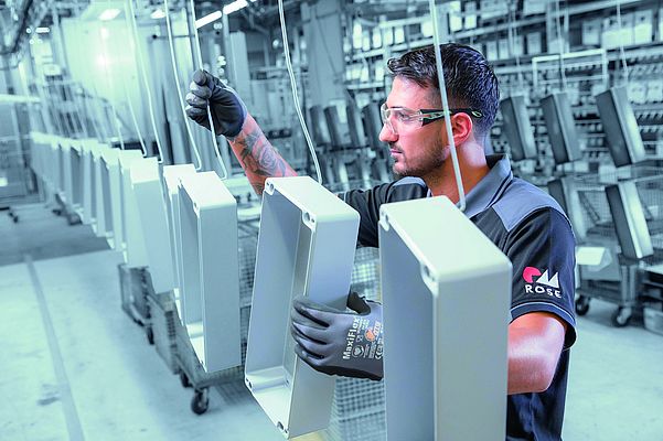 Zu den Dienstleistungen von ROSE zählt auch die Pulverbeschichtung von Gehäusen. Bild: ROSE Systemtechnik GmbH