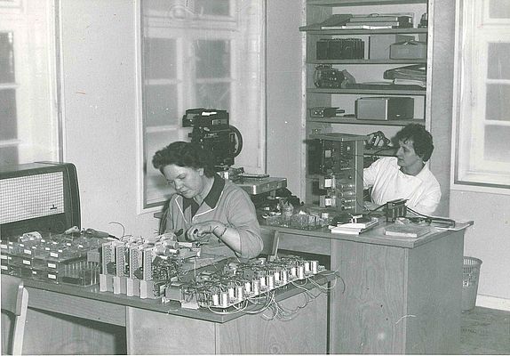 Manuelle Bestückung bei SIEB & MEYER 1962 in Hamburg…