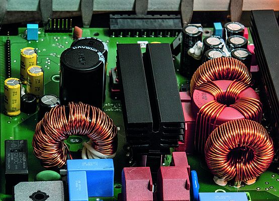 Die Rippenform der Profilkühlkörper erzielt eine große Oberfläche und eine natürliche Konvektion. Bild: CTX Thermal Solutions / Votronic