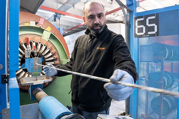 Auf dem Weg zum fertigen Produkt ist die Verseilung ein wichiges Kriterium für die unterschiedlichen Kabel und Leitungen. Bild: LAPP