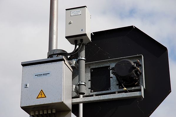 Empfangszentrale: Auf dem Dach des zentralen Steuerstands sind die vier Empfänger installiert, die die analogen Funksignale der Messstationen aufnehmen und weitergeben.