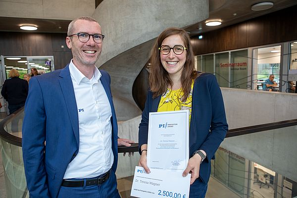 Dr. Steffen Schreiber, Director Global Innovation und Scouting bei PI, überreicht den Preis an Dr. Teresa Wagner. Foto: Friedhelm Albrecht/Universität Tübingen