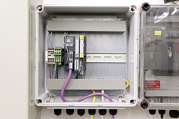 Über Turcks I/O-System BL20 gelangen die Daten des Siebs per Profibus an das Siemens-PLS PCS7.