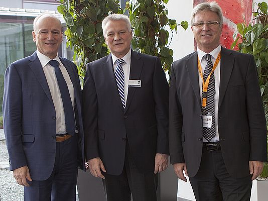 (von links): B&R-General Manager Peter Gucher, Verbandsvorsitzender Prof. Jürgen Kletti und B&R Vertriebsleiter Österreich Hermann Obermair.
