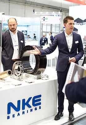 Matthias Ortner (rechts), Geschäftsführer von NKE, gibt zusammen mit Heitor Sarro, Leiter Vertrieb und Marketing bei Kugler auf der Hannover Messe die Partnerschaft mit Kugler Bimetal bekannt.