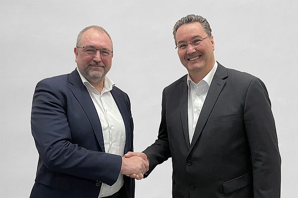 Konrad Garhammer (COO und CTO bei congatec) und Michael Riegert (CEO Kontron Europe GmbH und COO IoT Europe, Vorstand der Kontron AG) besiegeln die Kooperation (von links).