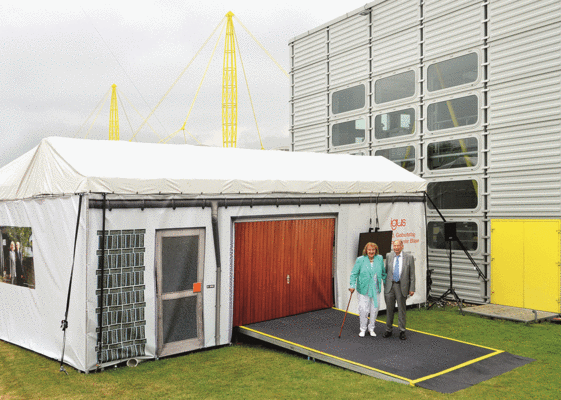 igus gratuliert Günter und Margret Blase zum 90. Geburtstag mit einem Nachbau der Gründergarage vor dem heutigen Fabrikcampus in Köln-Porz. (Quelle: igus GmbH)