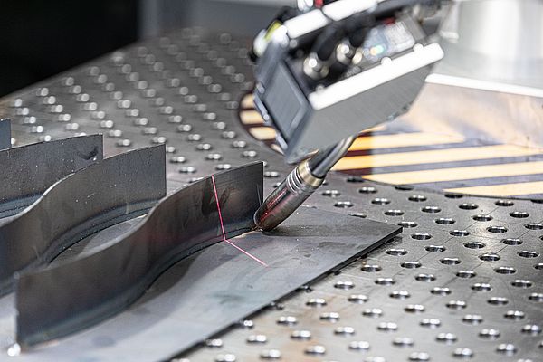 Mithilfe eines Sensor-Add-Ons erkennt der Cobot die zu schweißende Naht automatisch und das Programm wird automatisch erstellt. Quelle: Fraunhofer IPA/Foto: Rainer Bez.