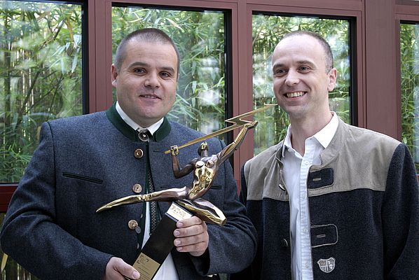 Heinz Schuhleitner (Mittermair&Partner GmbH) mit dem YESS Award und Markus Schwaigerlehner (Eaton)