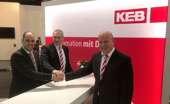 Besiegeln die Übernahme (von links): Samuel Stamm, Curt Bauer und Vittorio Tavella. Foto: KEB Automation KG