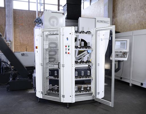Endutec hat zum Beladen ihrer CNC-Fräsmaschine eigens eine Beladestation entwickelt, mit Hilfe derer ein Roboter die Maschine über Stunden hinweg automatisiert bestücken kann