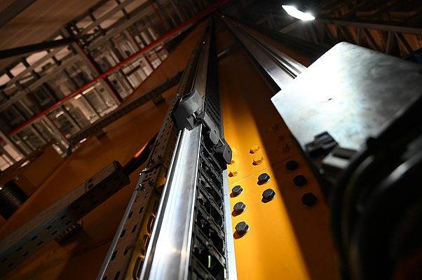 : Effizienter, leiser, langlebiger – mit dem TKVG (Vertical Guide) hat TSUBAKI KABELSCHLEPP eine smarte Nachrüstlösung für die Regalbediengeräte (RBG) von DEMATIC entwickelt. Bild: TSUBAKI KABELSCHLEPP