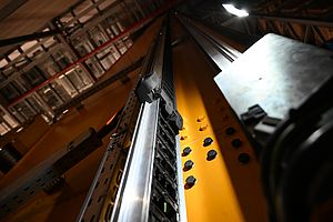 Nachrüstlösung für Ruhe im Hochregallager