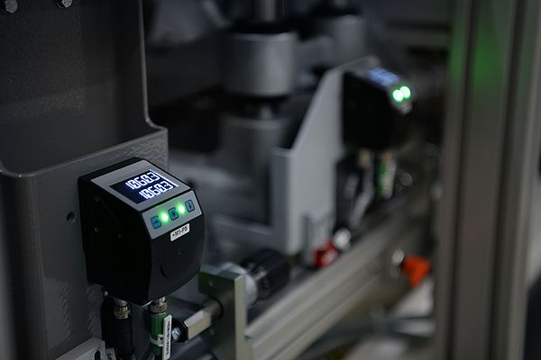 Die grünen LED-Leuchten der SIKO-Positionsanzeige AP10S zeigen klar an, dass die Stationen korrekt eingestellt sind und der Verpackungsprozess fortgesetzt werden kann.