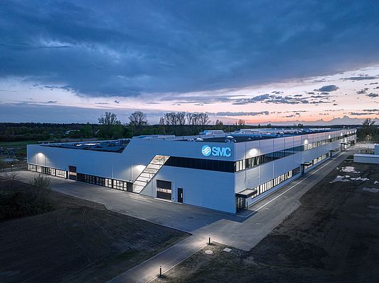Blick auf die neue Produktionshalle.  Foto: SMC Deutschland GmbH