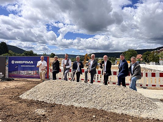 Gemeinsamer, symbolischer Spatenstich der Firma WERMA. Bild: WERMA Signaltechnik GmbH + Co. KG.