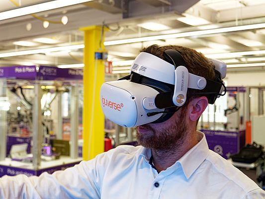Mithilfe einer VR-Brille können Kunden und Vertrieb gemeinsam in das Metaverse eintauchen. (Quelle: igus GmbH)