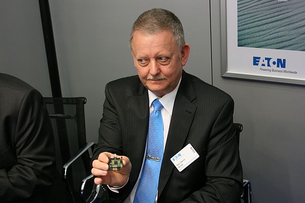 Karl-Heinz Arndt, Leiter Produktlinie Business Unit Industrial Automation, präsentiert den ASIC, das “Herzstück” der SmartWire-Darwin Kommunikation.
