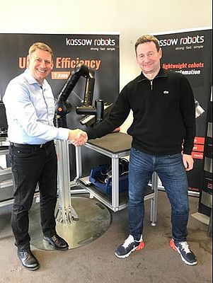 Dieter Pletscher (rechts), Global Sales Manager des Kopenhagener Cobot-Herstellers Kassow Robots, freut sich auf die Zusammenarbeit mit Ulrich Möller (links), dem neuen Vertriebsmanager für die DACH-Region.