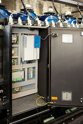 In jedem Schaltschrank sitzen ein ICU-Achsrechner von Unican (unten links) sowie ein Frequenzumrichter des Typs SK 535E von Nord Drivesystems (oben rechts).