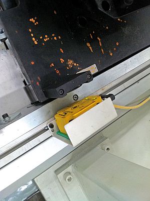 Der RFID-Schreiblesekopf liest den Tag am Werkstückträger im Vorbeifahren aus.