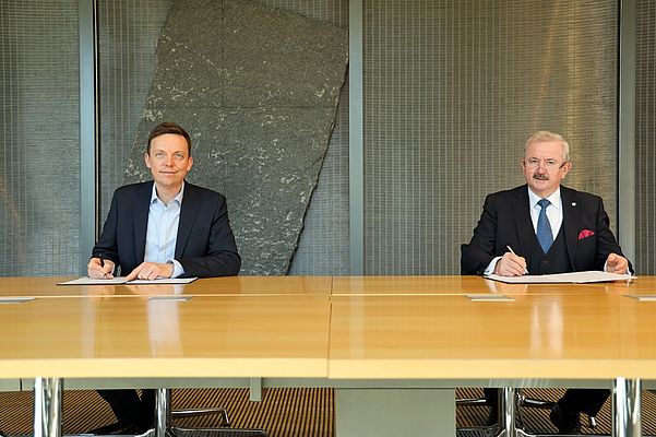 Der saarländische Ministerpräsident Tobias Hans (l.) und der Präsident der Fraunhofer-Gesellschaft Prof. Reimund Neugebauer (r.) unterzeichnen die Vereinbarung zur Umsetzung eines Fraunhofer-Zentrums für Sensor-Intelligenz.