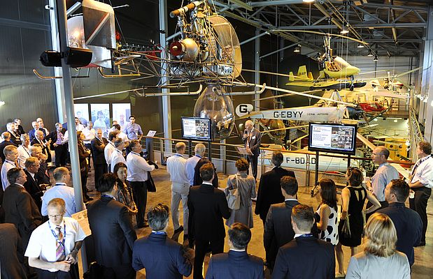 Mr. Patrice Cavalier-Bros, CEO von SOURIAU/SUNBANK und Esterline Connection Technologies, begrüßt im Luft- und Raumfahrtmuseum in Le Bourget Kunden und Partner.