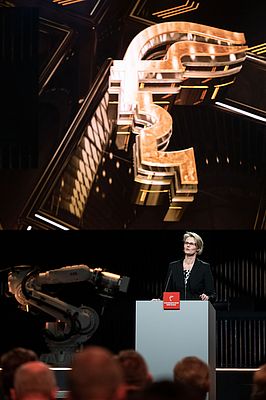 Anja Karliczek, Bundesministerin für Bildung und Forschung, übergibt den HERMES AWARD im Rahmen der Eröffnungsfeier der HANNOVER MESSE 2019.