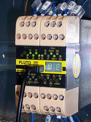Der Sicherheitscontroller Pluto S20 lässt sich vor Ort schnell und mühelos programmieren. Er unterstützt durchgängig den höchsten Performance Level PL e und SIL 3.