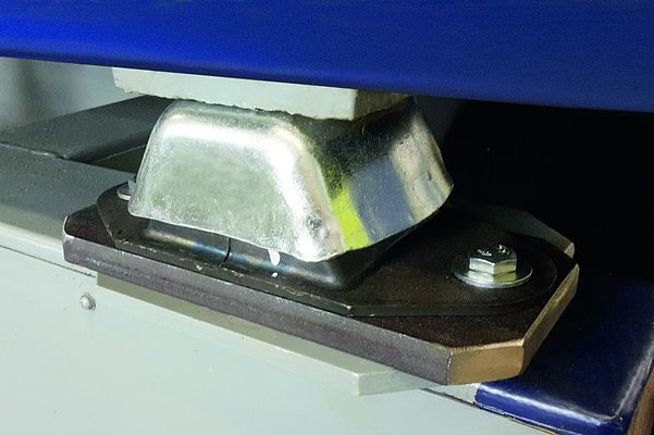 Einer der fünf Gummi-Metall-Isolatoren von ACE unter dem Prüfstand. Quelle: Hochschule Aalen