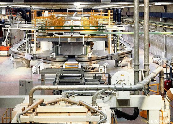 Über 700 Kluppen ziehen in den LISIM-Anlagen Kunststofffolien durch die Maschine und sorgen für das simultane Strecken des Materials in Längs- und Querrichtung.