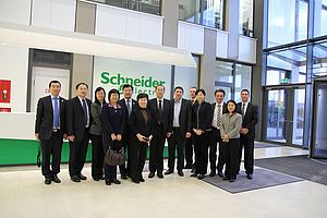 Chinesische Delegation zu Besuch bei Schneider Electric in Marktheidenfeld
