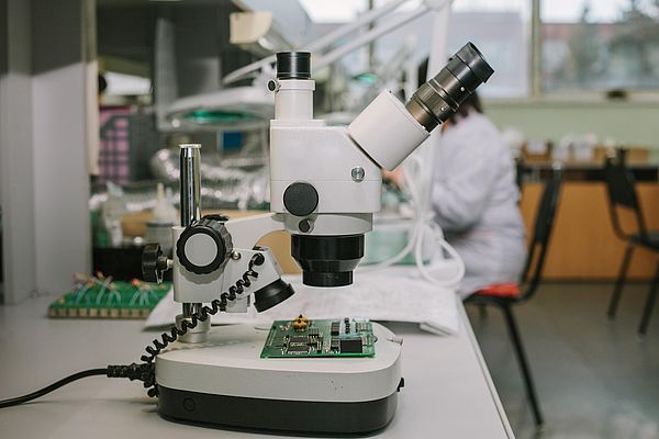 In vielen Geräten wie diesem Mikroskop sorgen kleine, verborgene Motoren für die präzise Bewegungsumsetzung der verschiedenen Komponenten wie Linear- oder Rotationsachsen. © Technosoft SA