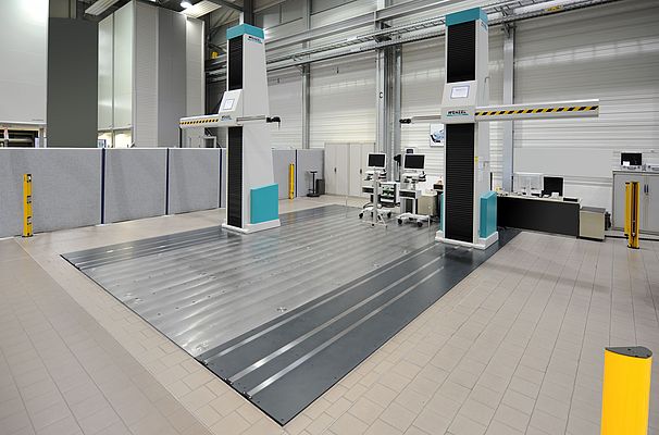 : Ein RAX Duplexsystem im Messraum bei VW in Wolfsburg. Durch den spiegelbildlichen Aufbau der Messständer bei einer Duplexversion, wird der Messbereich in der X-Achse optimal genutzt. (Quelle: Volkswagen)