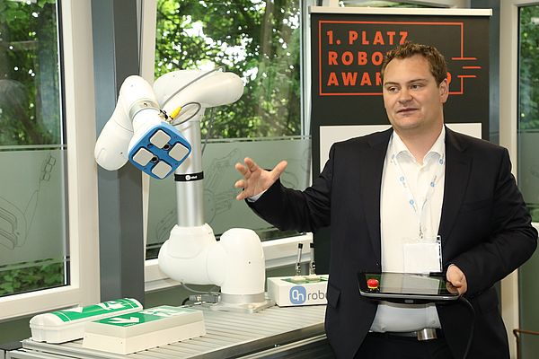 Bei der Eröffnung war auch der preisgekrönte Gecko Greifer zu sehen, der auf der diesjährigen Hannover Messe mit dem Robotics Award ausgezeichnet worden ist